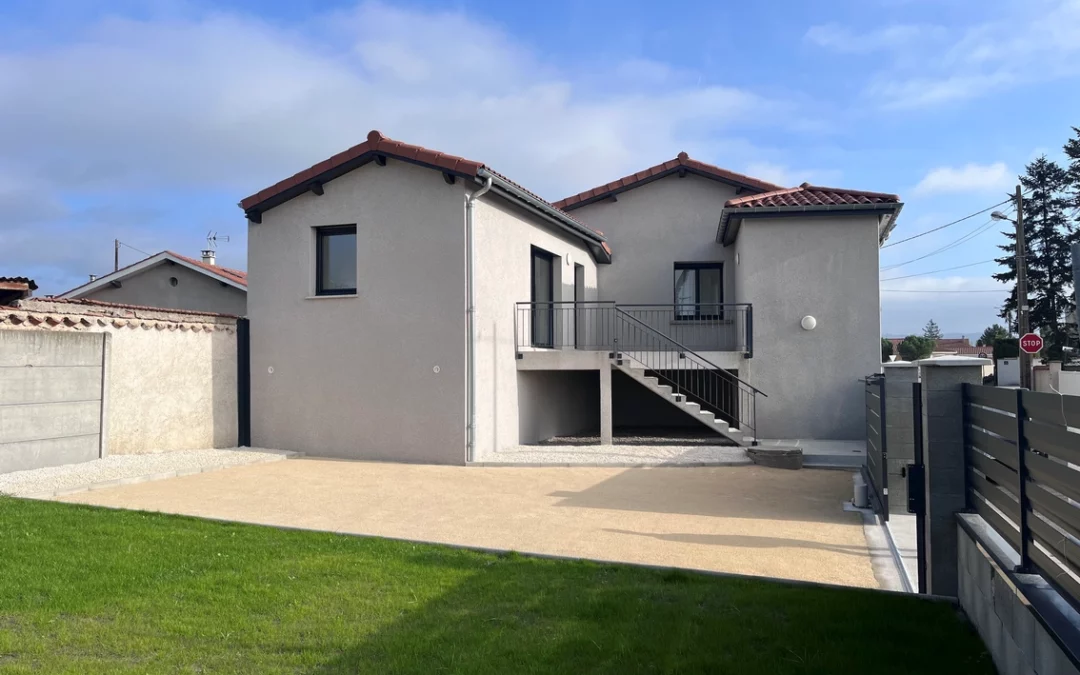 Rénovation complète et extension d’une maison en pisé – Montrond les Bains (42)